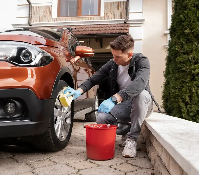Lavage auto à domicile Surat : professionnel intervenant sur un véhicule